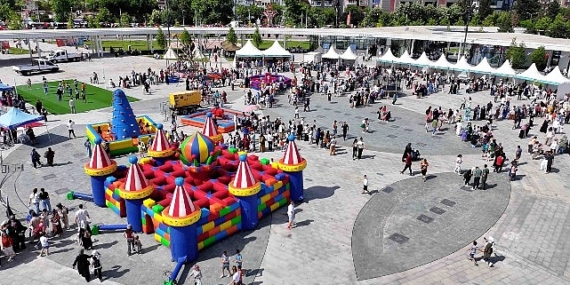 Çocukların neşesi Milli İrade Meydanı’nı sardı