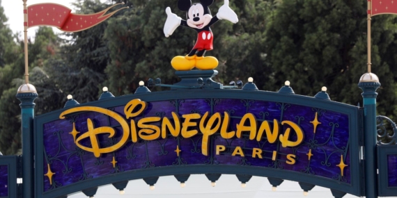 Disneyland’da “çocuk gelin” alarmı