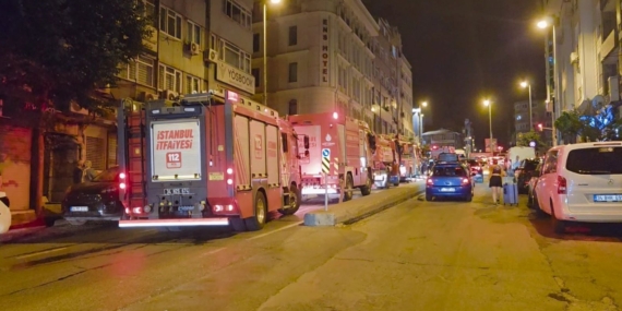 Fatih’te otel yangını: Mahsur kalan 4 kişi kurtarıldı