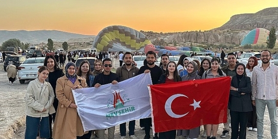 Finallerin Bitimiyle Üniversite Öğrencilerine Balon Seyri Etkinliği