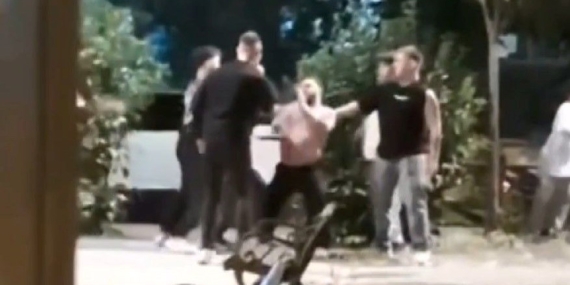 Husumetliler parkta birbirine girdi