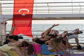 izmirde-gunesi-yoga-ile-ugurladilar-bN7ipJbs.jpg