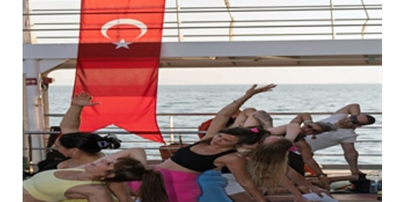 İzmir’de güneşi yoga ile uğurladılar