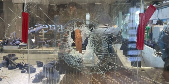 Kaldırım taşıyla camı kırıp dükkandan gümüş takıları çaldılar