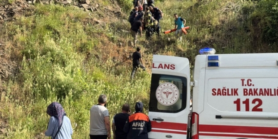 Kayalıklardan düşen kadın öldü, iki oğlu yaralandı
