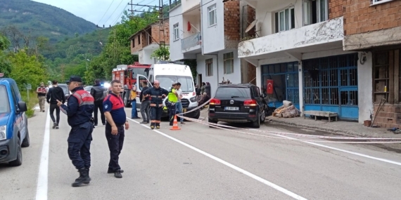 Kontrolden çıkan cip vatandaşlara çarptı: 2 ölü