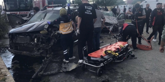 Otomobil ile kamyonet çarpıştı: 1 ölü, 1 yaralı
